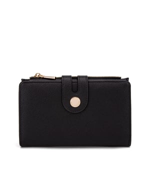 Damenbrieftasche mit Magnetknopfverschluss. Innentaschen für Kartenhalter und Geldscheinhalter. fehlende Außentaschen. fehlender Schultergurt. fehlender Griff. ein Innenfach. Außenmaterial. Innen ungefüttert. Maße: 9,5x15,5x3 cm. Modeprodukt