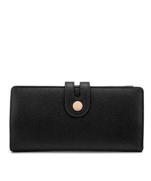 Cartera de mujer. El cierre es con botón magnético. Los bolsillos internos son tarjeteros y porta billetes. Los bolsillos externos están ausentes. Falta la correa para el hombro. Falta el mango. Hay un compartimento interno. El material exterior es Cuero Vegano/Pu. Internamente no está forrado. Medidas: 9,5x19x3 cm. Producto de moda