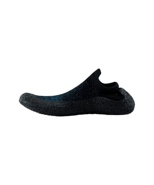 Mit den UYN Barfusschuhsocken Shockie Shoes in Schwarz Türkis genießen Sie Gehen, Rennen, Springen, Trainieren und Reisen in absoluter Freiheit. Sie umhüllen den Fuß wie eine Socke, bieten jedoch dank der Grippy Connect-Sohle den Schutz und Halt eines Schuhs. Ultraleicht und minimalistisch eignen sie sich für jeden Untergrund – ob zu Hause, im Studio, auf Asphalt, Gras oder Sand. Die extrafeine Merinowolle reguliert Temperatur und verhindert Geruch auf natürliche Weise, während die Null-Naht-Struktur maximale Bewegungsfreiheit ermöglicht. Die durchdachte Passform mit sicherem Halt am Knöchel macht sie auch bei dynamischen Aktivitäten zuverlässig. Nach Gebrauch lassen sie sich platzsparend aufrollen und verstauen – waschmaschinenfest und langlebig begleiten die Shockie Shoes jedes Abenteuer.
