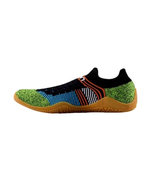 Ob beim Wasserwandern, in der Sporthalle oder endlich raus aus den schweren Wanderstiefeln nach einem langen Trek – die UYN Beemotion Shoes sind vielseitig einsetzbar und machen das Unterwegssein spürbar angenehmer. Der leichte, anschmiegsame Sockenschuh mit flexibler, rutschfester Sohle passt mühelos in den Rucksack und begleitet dich zuverlässig auf rutschigen Stegen, in der Hütte oder beim Indoor-Training. Auch Flussquerungen stecken sie locker weg. Das atmungsaktive, elastische Obermaterial sorgt für hohen Tragekomfort, die nahtfreie Konstruktion vermeidet Druckstellen. Und weil auch unterwegs Nachhaltigkeit zählt, bestehen die Beemotion Shoes aus umweltbewussten, ressourcenschonenden Materialien – ganz im Sinne verantwortungsvollen Reisens. Ein Unisex-Schuh für alle, die Funktion, Komfort und ein gutes Gefühl verbinden möchten.