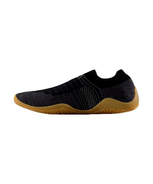 Ob beim Wasserwandern, in der Sporthalle oder endlich raus aus den schweren Wanderstiefeln nach einem langen Trek – die UYN Beemotion Shoes sind vielseitig einsetzbar und machen das Unterwegssein spürbar angenehmer. Der leichte, anschmiegsame Sockenschuh mit flexibler, rutschfester Sohle passt mühelos in den Rucksack und begleitet dich zuverlässig auf rutschigen Stegen, in der Hütte oder beim Indoor-Training. Auch Flussquerungen stecken sie locker weg. Das atmungsaktive, elastische Obermaterial sorgt für hohen Tragekomfort, die nahtfreie Konstruktion vermeidet Druckstellen. Und weil auch unterwegs Nachhaltigkeit zählt, bestehen die Beemotion Shoes aus umweltbewussten, ressourcenschonenden Materialien – ganz im Sinne verantwortungsvollen Reisens. Ein Unisex-Schuh für alle, die Funktion, Komfort und ein gutes Gefühl verbinden möchten.