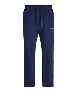 In dieser Jogginghose fühlst du dich den ganzen Tag rundum wohl. Die normale Passform mit geradem Bein bietet dir viel Bewegungsfreiheit. Ein elastischer Bund mit Tunnelzug sorgt für perfekten Sitz – ganz ohne Zwicken. Die Rippbündchen an den Beinabschlüssen halten alles bequem an Ort und Stelle. Das gestickte Logo auf dem Bein verleiht der Hose einen sportlichen Look. In der Gesäßtasche kannst du kleine Dinge sicher verstauen. Der weiche Stoff trägt sich angenehm und macht jede Bewegung mit. Ob zu Hause, auf dem Spielplatz oder beim Sport – diese Hose passt immer. Du kombinierst sie ganz easy mit deinen Lieblingsshirts oder Hoodies. Einfach reinschlüpfen und los geht's!