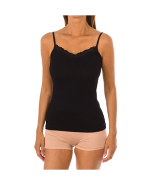 Onderhemd met dunne bandjes en bamboe kant.\n\n Q-EN by Kisses&Love dames onderhemden combineren perfect comfort en stijl. Verkrijgbaar in klassieke zwarte en witte kleuren om bij je outfits te passen.\n\n Geniet van superieur comfort met onze dames T-shirts gemaakt van zachte bamboevezel. Deze milieuvriendelijke, ademende stof past zich perfect aan het lichaam aan en zorgt de hele dag voor een fris gevoel. Dankzij het naadloze ontwerp en de natuurlijke stretch laat het geen vlekken achter onder kleding.\n\n Bamboevezel zorgt voor kledingstukken die ongelooflijk zacht aanvoelen dankzij de structuur. Het resultaat is zeer comfortabele kleding die goed aanvoelt tegen de huid. Maar dit is niet het enige voordeel; hier zijn er nog een paar:\n - Langere levensduur.\n - Hypoallergeen.\n - Temperatuurregeling.\n - Ademend en koel.\n\n Onze T-shirts voor dames zijn ontworpen voor elk lichaamstype en zijn verkrijgbaar in de maten S tot 4XL, zodat iedereen een comfortabele en flatterende pasvorm heeft. De rekbare, ademende stof sluit nauw aan en biedt bewegingsvrijheid en maximaal comfort voor elke gelegenheid.\n\n Deze top met spaghettibandjes is perfect om alleen te dragen of als laagjes. Het past gemakkelijk bij elke outfit, van casual looks tot gelaagdheid onder elk kledingstuk.\n\n Met de kwaliteit die kenmerkend is voor Q-EN by Kisses&Love, is dit het ideale dames t-shirt voor in je garderobe.\n Samenstelling: 95% Bamboe, 5% Elastaan\n Onderhoud:\n- Handwas of fijne was.\n - Gebruik een mild wasmiddel.\n - Geen bleekmiddel gebruiken.\n - Aan de lucht drogen.\n - Niet strijken.