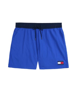 Diese Herren-Badeshorts im Slim Fit überzeugen mit sportlicher Eleganz und passgenauem Sitz. Der oberschenkellange Schnitt betont die Figur und bietet dennoch volle Bewegungsfreiheit. Ein farblich abgesetzter Bund mit Tunnelzug setzt einen frischen Akzent und sorgt für sicheren Halt. Seitliche Eingrifftaschen und eine Gesäßtasche bieten praktische Verstaumöglichkeiten. Der elastische Bund passt sich flexibel an – ideal für aktive Tage am Wasser. Der leichte Stoff trocknet schnell und trägt sich auch nach dem Schwimmen angenehm. Ein dezenter Label-Aufnäher am Bein rundet das Design markant ab. Diese Shorts machen am Strand ebenso eine gute Figur wie auf der Promenade. Schmal geschnitten, aber maximal bequem. Für Männer, die auf Stil auch beim Baden nicht verzichten möchten.