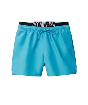 Bereit für Sonne, Strand und Stil? Diese mittellangen Herren-Badeshorts vereinen sportliches Design mit praktischen Details. Der doppelte, elastische Bund sorgt für perfekten Sitz – außen mit Tunnelzug, innen mit markant eingewebtem Label-Schriftzug. Zwei seitliche Eingrifftaschen bieten Platz für Kleinigkeiten, während die Gesäßtasche alles sicher verwahrt. Das leichte Mesh-Futter unterstützt den hohen Tragekomfort und sorgt für ein angenehmes Tragegefühl – auch nach dem Sprung ins Wasser. Dank schnell trocknendem Material gehören nasse Badeshorts der Vergangenheit an. Egal ob am Pool, im Meer oder auf dem Beachvolleyballfeld: Diese Shorts machen alles mit.
