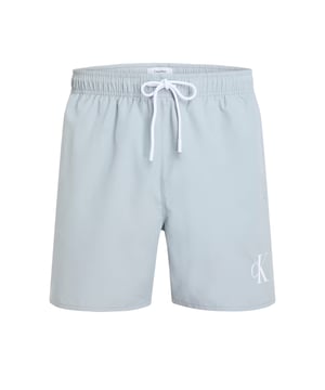 Diese mittellangen Herren-Badeshorts sind der perfekte Begleiter für stilvolle Sommertage. Der elastische Bund mit Tunnelzug garantiert nicht nur optimalen Halt, sondern lässt sich individuell anpassen. Seitliche Eingrifftaschen bieten Platz für Sonnenbrille, Schlüssel oder Muschelfunde. Eine zusätzliche Gesäßtasche sorgt für praktischen Stauraum mit lässigem Touch. Das atmungsaktive Mesh-Futter verleiht ein angenehm leichtes Tragegefühl – selbst bei hohen Temperaturen. Ein dezenter Monogramm-Print am Saum setzt ein modisches Statement ohne aufzutragen. Die Shorts überzeugen mit einem sportlich-eleganten Look, der sowohl am Strand als auch an der Strandbar funktioniert. Schnell übergezogen, sofort wohlgefühlt. Komfort und Stil gehen hier Hand in Hand. Für Männer, die es entspannt mögen, aber dennoch Wert auf Details legen.
