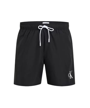 Diese mittellangen Herren-Badeshorts sind der perfekte Begleiter für stilvolle Sommertage. Der elastische Bund mit Tunnelzug garantiert nicht nur optimalen Halt, sondern lässt sich individuell anpassen. Seitliche Eingrifftaschen bieten Platz für Sonnenbrille, Schlüssel oder Muschelfunde. Eine zusätzliche Gesäßtasche sorgt für praktischen Stauraum mit lässigem Touch. Das atmungsaktive Mesh-Futter verleiht ein angenehm leichtes Tragegefühl – selbst bei hohen Temperaturen. Ein dezenter Monogramm-Print am Saum setzt ein modisches Statement ohne aufzutragen. Die Shorts überzeugen mit einem sportlich-eleganten Look, der sowohl am Strand als auch an der Strandbar funktioniert. Schnell übergezogen, sofort wohlgefühlt. Komfort und Stil gehen hier Hand in Hand. Für Männer, die es entspannt mögen, aber dennoch Wert auf Details legen.