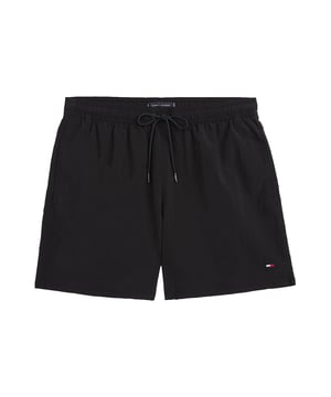 Mit diesen Herren-Badeshorts startest du stilvoll in den Sommer. Die normale Passform und die oberschenkellange Schnittform bieten optimale Bewegungsfreiheit – ob im Wasser oder an Land. Ein elastischer Bund mit Tunnelzug sorgt für den perfekten Sitz, ganz individuell anpassbar. Die seitlichen Eingrifftaschen und eine Gesäßtasche mit praktischen Ösen bieten Platz und Belüftung zugleich. Das Material ist angenehm leicht und schnelltrocknend – ideal für heiße Tage. Eine dezente Logo-Stickerei verleiht dem sportlichen Design eine hochwertige Note. Funktionalität trifft hier auf klassisches Understatement. Ob am Strand, Pool oder beim Stadtbummel – diese Shorts machen alles mit. Lässig, komfortabel und stilbewusst. Für Männer, die sich in jeder Umgebung wohlfühlen wollen.