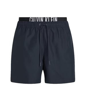 Bereit für Sonne, Strand und Stil? Diese mittellangen Herren-Badeshorts vereinen sportliches Design mit praktischen Details. Der doppelte, elastische Bund sorgt für perfekten Sitz – außen mit Tunnelzug, innen mit markant eingewebtem Label-Schriftzug. Zwei seitliche Eingrifftaschen bieten Platz für Kleinigkeiten, während die Gesäßtasche alles sicher verwahrt. Das leichte Mesh-Futter unterstützt den hohen Tragekomfort und sorgt für ein angenehmes Tragegefühl – auch nach dem Sprung ins Wasser. Dank schnell trocknendem Material gehören nasse Badeshorts der Vergangenheit an. Egal ob am Pool, im Meer oder auf dem Beachvolleyballfeld: Diese Shorts machen alles mit.