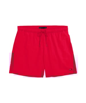 Mit diesen Herren-Badeshorts startest du stilvoll in den Sommer. Die normale Passform und die oberschenkellange Schnittform bieten optimale Bewegungsfreiheit – ob im Wasser oder an Land. Ein elastischer Bund mit Tunnelzug sorgt für den perfekten Sitz, ganz individuell anpassbar. Die seitlichen Eingrifftaschen und eine Gesäßtasche mit praktischen Ösen bieten Platz und Belüftung zugleich. Das Material ist angenehm leicht und schnelltrocknend – ideal für heiße Tage. Eine dezente Logo-Stickerei verleiht dem sportlichen Design eine hochwertige Note. Funktionalität trifft hier auf klassisches Understatement. Ob am Strand, Pool oder beim Stadtbummel – diese Shorts machen alles mit. Lässig, komfortabel und stilbewusst. Für Männer, die sich in jeder Umgebung wohlfühlen wollen.