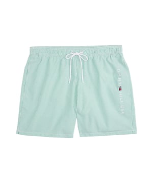 Diese Herren-Badeshorts bringen mit ihrem modernen Streifenmuster frischen Wind in jeden Strandtag. Die normale Passform und oberschenkellange Schnittführung sorgen für Bewegungsfreiheit und eine lässige Silhouette. Ein elastischer Bund mit Tunnelzug garantiert optimalen Sitz – auch beim Sprung ins kühle Nass. Seitliche Eingrifftaschen und eine praktische Gesäßtasche bieten Stauraum für kleine Essentials. Der Materialmix trocknet schnell und fühlt sich angenehm auf der Haut an. Der Logo-Print mit feiner Stickerei auf dem Bein verleiht der Shorts einen sportlich-markanten Akzent. Ob am Pool, im Urlaub oder beim Beachvolleyball – dieser Badebegleiter macht überall eine gute Figur. Das klassische Design mit modernen Details lässt sich vielseitig kombinieren. Funktionalität trifft auf sommerlichen Style. Für Männer, die Komfort und Coolness gleichermaßen schätzen.