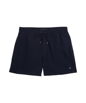 Mit diesen Herren-Badeshorts startest du stilvoll in den Sommer. Die normale Passform und die oberschenkellange Schnittform bieten optimale Bewegungsfreiheit – ob im Wasser oder an Land. Ein elastischer Bund mit Tunnelzug sorgt für den perfekten Sitz, ganz individuell anpassbar. Die seitlichen Eingrifftaschen und eine Gesäßtasche mit praktischen Ösen bieten Platz und Belüftung zugleich. Das Material ist angenehm leicht und schnelltrocknend – ideal für heiße Tage. Eine dezente Logo-Stickerei verleiht dem sportlichen Design eine hochwertige Note. Funktionalität trifft hier auf klassisches Understatement. Ob am Strand, Pool oder beim Stadtbummel – diese Shorts machen alles mit. Lässig, komfortabel und stilbewusst. Für Männer, die sich in jeder Umgebung wohlfühlen wollen.