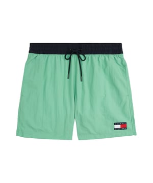 Diese Herren-Badeshorts im Slim Fit überzeugen mit sportlicher Eleganz und passgenauem Sitz. Der oberschenkellange Schnitt betont die Figur und bietet dennoch volle Bewegungsfreiheit. Ein farblich abgesetzter Bund mit Tunnelzug setzt einen frischen Akzent und sorgt für sicheren Halt. Seitliche Eingrifftaschen und eine Gesäßtasche bieten praktische Verstaumöglichkeiten. Der elastische Bund passt sich flexibel an – ideal für aktive Tage am Wasser. Der leichte Stoff trocknet schnell und trägt sich auch nach dem Schwimmen angenehm. Ein dezenter Label-Aufnäher am Bein rundet das Design markant ab. Diese Shorts machen am Strand ebenso eine gute Figur wie auf der Promenade. Schmal geschnitten, aber maximal bequem. Für Männer, die auf Stil auch beim Baden nicht verzichten möchten.