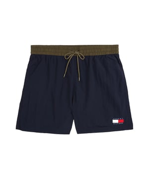 Diese Herren-Badeshorts im Slim Fit überzeugen mit sportlicher Eleganz und passgenauem Sitz. Der oberschenkellange Schnitt betont die Figur und bietet dennoch volle Bewegungsfreiheit. Ein farblich abgesetzter Bund mit Tunnelzug setzt einen frischen Akzent und sorgt für sicheren Halt. Seitliche Eingrifftaschen und eine Gesäßtasche bieten praktische Verstaumöglichkeiten. Der elastische Bund passt sich flexibel an – ideal für aktive Tage am Wasser. Der leichte Stoff trocknet schnell und trägt sich auch nach dem Schwimmen angenehm. Ein dezenter Label-Aufnäher am Bein rundet das Design markant ab. Diese Shorts machen am Strand ebenso eine gute Figur wie auf der Promenade. Schmal geschnitten, aber maximal bequem. Für Männer, die auf Stil auch beim Baden nicht verzichten möchten.