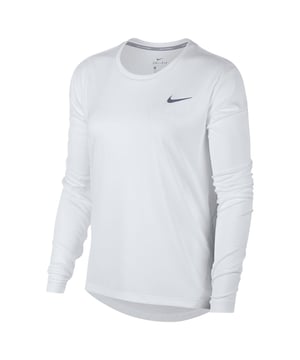 Erleben Sie überragenden Komfort und Leistung mit dem Nike Langarm-Laufoberteil in Weiß, speziell für Damen. Es besteht aus 100 % leichtem Polyester und verfügt über die fortschrittliche Dri-FIT-Technologie von Nike, die Sie auch bei intensivsten Trainingseinheiten trocken und komfortabel hält. Das elegante weiße Design wird durch einen dezenten silbernen Nike-Swoosh auf der linken Brust akzentuiert und verbindet Stil mit Funktionalität. Perfekt zum Laufen oder für andere sportliche Aktivitäten bietet dieses Oberteil Atmungsaktivität und Bewegungsfreiheit, damit Sie bei jedem Schritt konzentriert und selbstbewusst bleiben. Werten Sie Ihre Sportgarderobe mit diesem unverzichtbaren Teil aus Vietnam auf