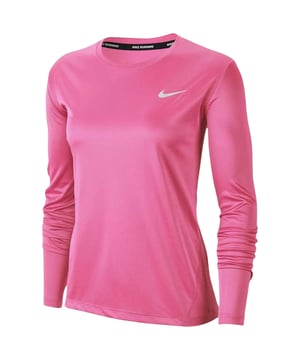 Verbeter je hardloopervaring met de Nike Long Sleeve Pink Running Top, speciaal ontworpen voor vrouwen die waarde hechten aan zowel stijl als prestaties. Deze lichtgewicht en ademende top is gemaakt van 100% polyester en zorgt voor optimaal comfort en vochtafvoer tijdens je workouts. De levendige roze tint voegt een frisse, energieke touch toe aan je sportgarderobe, terwijl de getailleerde pasvorm naadloos met je lichaam meebeweegt. Dit Nike Miler T-shirt met lange mouwen is gemaakt in Vietnam met aandacht voor kwaliteit en is perfect om zichtbaar en comfortabel te blijven tijdens elke run, ongeacht het weer. Omarm je actieve levensstijl met zelfvertrouwen en flair