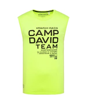 Dieses ärmellose CAMP DAVID Shirt ist der perfekte Begleiter für warme Tage. Der Rundhalsausschnitt mit Rippblende sorgt für eine bequeme Passform und einen sportlichen Look. Hochwertige Materialien bieten maximalen Tragekomfort und ein angenehm leichtes Gefühl auf der Haut. Ein großer Logo-Rubber-Print auf der Vorderseite setzt ein markantes Statement. Ergänzt wird das Design durch einen senkrechten Rubber-Print auf dem Rücken. Die eingefassten Armausschnitte sorgen für eine saubere Verarbeitung und extra Komfort. Ideal für Freizeit, Strand und sommerliche Abenteuer.