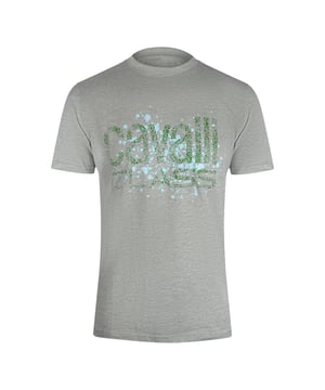 Verrijk je casual garderobe met het Cavalli Class Cracked Sprayed Logo Grey Melange T-shirt. Gemaakt van 100% premium katoen, biedt dit heren-T-shirt uitzonderlijk comfort en ademend vermogen, perfect voor dagelijks gebruik. Het opvallende gebarsten logo geeft de klassieke grijs gemêleerde stof een moderne, stoere touch, waardoor het een veelzijdig kledingstuk is dat moeiteloos te combineren is met jeans of shorts. Gemaakt in Bangladesh met aandacht voor kwaliteit, combineert dit T-shirt stijl en duurzaamheid, zodat je er de hele dag goed uitziet en je geweldig voelt. Upgrade je essentials met dit opvallende ontwerp van Cavalli Class