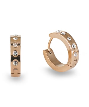Los pendientes Tube de Devota & Lomba ofrecen una interpretación contemporánea del clásico aro, realzados con un acabado pulido y el destello de cristales Swarovski®. Diseñados para aportar luz y elegancia a tu look diario.\n\nDetalles:\n- Fabricados en acero pulido de alta calidad con acabado en tono dorado rosado.\n- Diseño de aro pequeño, cómodo y versátil.\n- Incrustaciones frontales de cristales Swarovski® transparentes, distribuidas simétricamente.\n- Cierre tipo bisagra de clic, seguro y fácil de colocar.\n\nIdeales para quienes buscan un toque sofisticado sin excesos, los pendientes de aro Tube combinan modernidad y refinamiento. Perfectos para regalar o para completar tu estilo con discreta distinción.\n Medidas: Diámetro: 21 mm\n Composición: Acero pulido\n Cuidados:\nEvitar el contacto con agua, perfumes o productos químicos.