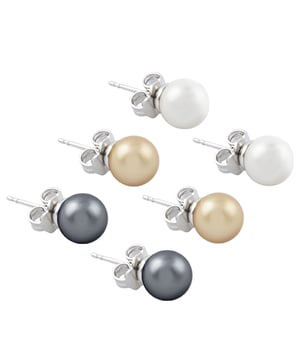 Set van 3 paar Pollença oorbellen met Mallorcaanse parels: handgemaakte elegantie in drie versies voor elke gelegenheid.\n\n Deze set bestaat uit drie paar oorbellen met Mallorcaanse parels in verschillende tinten, zodat je je stijl kunt variëren met dezelfde verfijnde essentie. Een praktische en verfijnde set, handgemaakt in Mallorca met de zorg die traditionele sieraden kenmerkt.\n\n Details:\n - Volledig gemaakt in Mallorca met behulp van traditionele ambachtelijke methoden.\n - Inclusief 3 paar oorbellen met Mallorcaanse parels met een glanzende afwerking en gepolijste textuur.\n - Knoopontwerp, ideaal voor een comfortabele en discrete pasvorm.\n - Klassieke kliksluiting, veilig en gemakkelijk aan te trekken.\n - Verschillende tinten voor verschillende stijlen en momenten van de dag.\n\n Een veelzijdige en tijdloze set oorbellen, perfect voor wie op zoek is naar kwaliteit, variatie en onderscheid in één doosje. Ideaal als cadeau of om je sieradendoosje mee aan te vullen.\n Afmetingen: Diameter: 6 mm\n Samenstelling: Parels\n Onderhoud:\nVermijd contact met parfums, crèmes en chemicaliën.