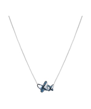 Inspiriert von der Freiheit und Zartheit der Natur vermittelt der Butterfly Choker von Devota & Lomba Eleganz mit einem subtilen und femininen Design. Ein charmantes Detail, das jedem Look eine poetische Ästhetik verleiht.\n\n Details:\n - Hergestellt aus rhodiniertem Metall mit einer glänzenden Oberfläche, die eine höhere Verschleißfestigkeit bietet.\n - Verziert mit zwei blauen Schmetterlingen aus Swarovski®-Kristallen, die präzise geschliffen sind, um das Licht bei Bewegung zu reflektieren.\n - Zentrales Design mit dreidimensionaler Wirkung und feinem Spiel der Proportionen.\n - Sicherer und diskreter klassischer Karabinerverschluss.\n\n Der Schmetterlings-Choker ist ein vielseitiges und raffiniertes Schmuckstück, ideal für alle, die Symbole der Transformation und natürlicher Schönheit lieben. Perfekt als Geschenk oder um Ihrem Alltag eine süße und funkelnde Note zu verleihen.\n Maßnahmen: Länge: 45 cm\n Komposition: Rhodiniertes Metall\n Pflege:\nVermeiden Sie den Kontakt mit Wasser, Parfüm oder Chemikalien.