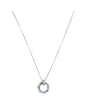 Der Summer Night Choker von Devota & Lomba fängt die Magie ruhiger Nächte mit seinem raffinierten, lichtdurchfluteten Design ein. Perfekt, um jeden Look mit einem subtilen, aber auffälligen Detail aufzuwerten.\n\n Details:\n - Hergestellt aus rhodiniertem Metall mit einer glänzenden Oberfläche, die den Test der Zeit besteht.\n - Runder Anhänger mit facettiertem Swarovski®-Kristall, der bei jeder Bewegung das Licht reflektiert.\n - Oberer Ring mit klaren Swarovski®-Kristalleinlagen für ein glamouröses Finish.\n - Sicherer und diskreter klassischer Karabinerverschluss.\n\n Ideal für besondere Anlässe oder als besonderes Highlight im Alltag: Summer Night ist ein leuchtendes Juwel, das Zartheit und Raffinesse vereint. Ein Geschenk mit Stil und Charakter.\n Maßnahmen: Länge: 45 cm\n Komposition: Rhodiniertes Metall\n Pflege:\nVermeiden Sie den Kontakt mit Wasser, Parfüm oder Chemikalien.