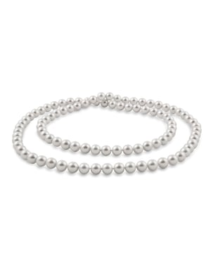 Manacor halsketting van Mallorcaanse parels: voortdurende elegantie met een tijdloze essentie.\n\n Deze lange halsketting met Mallorcaanse parels is een eerbetoon aan klassieke elegantie, met een doorlopend ontwerp dat in één of twee wikkelingen kan worden gedragen, afhankelijk van de gewenste stijl. Door zijn eenvoud is het een veelzijdig stuk, ideaal om elke look met distinctie te verbeteren.\n\n Details:\n - Handgemaakt op Mallorca volgens de traditionele methode.\n - Samengesteld uit uniforme Mallorcaanse parels, met een glanzende afwerking en gladde textuur.\n - Lang ontwerp zonder sluiting, ontworpen om in één of twee wikkelingen te dragen.\n - Samengesteld met sterk garen dat zijn vorm en vloeiende beweging behoudt.\n - Sobere en tijdloze stijl, perfect voor zowel overdag als 's avonds.\n\n Een onmisbaar juweel voor parelliefhebbers, dat zich onderscheidt door zijn veelzijdigheid, comfort en tijdloze schoonheid.\n Afmetingen: Lengte: 97 cm\n Samenstelling: Parels\n Onderhoud:\nVermijd contact met parfums, crèmes en chemicaliën.