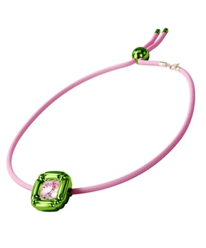 Un collar inspirado en el movimiento Pop Art, con un cristal de talla de precisión en un engaste brillante y moldeado, suspendido de una cuerda trenzada de color rosa. Este collar forma parte de la familia Dulcis y ha sido diseñado por la directora creativa Giovanna Engelbert para la Collection II.\n Medidas: Longitud 38 cm\n Composición: Cristal Swarovski\n Cuidados:\nEvite el contacto con cremas, perfumes y detergentes que puedan dañar el producto. Para mantener el brillo, le recomendamos limpiarlo solo con un paño suave.