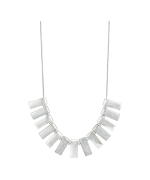 Collar Formentera de Ion Fiz: contraste texturizado con elegancia mediterránea.\n\nInspirado en la serenidad de las islas baleares, este collar combina la pureza del diseño geométrico con un juego de acabados que lo convierte en una joya única. Sus piezas rectangulares alternan superficies pulidas y cepilladas, creando un ritmo visual moderno y sofisticado.\n\nDetalles:\n\n- Diseño firmado por Ion Fiz, con identidad contemporánea y artística.\n- Elementos metálicos bañados en plata, dispuestos en forma de abanico.\n- Alternancia de acabados: pulido para un brillo elegante y cepillado para una textura mate y refinada.\n- Montado sobre cadena tipo serpiente fina y flexible.\n- Cierre cómodo y discreto, ideal para uso diario o eventos especiales.\n\nUna pieza escultural y liviana que transmite movimiento y equilibrio. Perfecta para quienes buscan destacar con un accesorio versátil, moderno y con carácter de autor.\n Medidas: Largo: 43 cm\n Composición: Acero, Baño de plata, Metal\n Cuidados:\nEvitar el contacto con perfumes y productos abrasivos.