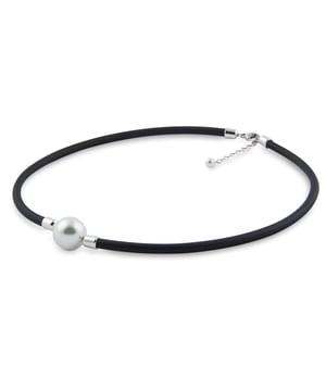 Portopetro witte choker met Mallorcaanse parels: modern minimalisme met een ambachtelijke essentie.\n\n Een stuk met een strak, eigentijds ontwerp dat de zuiverheid van de Mallorcaanse parel combineert met een eigentijds, mat afgewerkt koord. Ideaal voor wie houdt van eenvoud met karakter, zonder traditie op te offeren.\n\n Details:\n - Handgemaakt op Mallorca volgens de traditionele methode.\n - Centrale Mallorcaanse parel, gepolijst en glanzend afgewerkt.\n - Hoogwaardig rubberen koord, flexibel, lichtgewicht en comfortabel.\n - Metallic details die zorgen voor evenwicht en contrast.\n - Sluiting met verlengketting en decoratieve bal, voor een persoonlijke pasvorm.\n\n Een eenvoudige en veelzijdige dameschoker die zowel bij casual als formelere looks past. Perfect voor wie waarde hecht aan subtiele elegantie met een eigentijds tintje.\n Afmetingen: Lengte: 42 cm\n Samenstelling: Gum\n Onderhoud:\nVermijd contact met parfums, crèmes en chemicaliën.