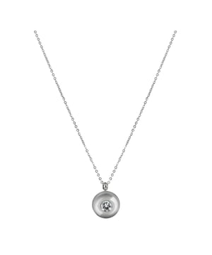 Der Hollywood Choker von Devota & Lomba vereint die Zartheit minimalistischen Designs mit einem Hauch Raffinesse. Ein Must-have-Accessoire, das jedes Outfit mit dezentem Glanz und modernem Stil aufwertet.\n\n Details:\n - Hergestellt aus hochwertigem poliertem Stahl, langlebig und mit glänzender Oberfläche.\n - Runder Mittelanhänger mit einem eingefassten Zirkonia, der für einen dezenten und raffinierten Lichteffekt sorgt.\n - Feine Gliederkette, bequem und leicht für den Alltag oder besondere Anlässe.\n - Sicherer und diskreter klassischer Karabinerverschluss.\n\n Perfekt für Frauen, die Wert auf individuelle Details legen: Der Hollywood Choker vereint Vielseitigkeit und Eleganz in einem zeitlosen Schmuckstück. Ideal als Geschenk oder zur Ergänzung Ihrer Sammlung mit zeitlosem Design.\n Maßnahmen: Länge: 45 cm\n Komposition: Polierter Stahl\n Pflege:\nVermeiden Sie den Kontakt mit Wasser, Parfüm oder Chemikalien.