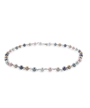 Collar Pollença de Perlas de Mallorca: armonía de color con elegancia artesanal.\n\nEste collar largo destaca por su diseño equilibrado y alegre, formado por perlas de Mallorca en diversas tonalidades y unidas mediante eslabones metálicos. Una pieza ligera, versátil y llena de personalidad, perfecta para añadir color y distinción a cualquier look.\n\nDetalles:\n- Elaborado artesanalmente en Mallorca según el método tradicional.\n- Perlas de Mallorca de acabado pulido, dispuestas en combinación de tonos suaves y elegantes.\n- Enhebrado con eslabones metálicos que aportan movimiento y resistencia.\n- Cierre metálico de msoquetón.\n- Longitud ideal para lucir solo o combinado con otras piezas.\n\nUn collar que transmite frescura y autenticidad, pensado para quienes buscan un toque sofisticado con carácter artesanal y atemporal.\n Medidas: Longitud: 62 cm\n Composición: Perlas, Metal\n Cuidados:\nEvitar el contacto con perfumes, cremas y productos químicos.