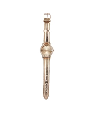 Devota & Lomba California Gold Watch: Ein Hauch von goldenem Glamour für Ihr Handgelenk.\n\n Diese Roségolduhr wurde für Frauen entworfen, die Eleganz mit einem modernen Touch suchen. Sie vereint Zartheit und Glanz in einem zeitlosen Schmuckstück. Swarovski-Kristalle auf dem Zifferblatt verleihen jeder Bewegung Dynamik und ein charmantes Funkeln.\n\n Details:\n - 30 mm rundes Stahlgehäuse, umgeben von Swarovski-Kristallen.\n - Minimalistisches Zifferblatt mit Swarovski-Kristallen im Inneren.\n - Japanisches Quarzwerk PC32.\n - Echtlederarmband mit Roségold-Metallic-Finish.\n - Wasserdicht bis 5 ATM.\n\n Eine feminine, funktionale und charaktervolle Uhr, die jeden Look mit einem Hauch von Raffinesse aufwertet.\n Maßnahmen: 35 mm\n Komposition: Haut, Metall\n Pflege:\nVermeiden Sie den Kontakt mit Parfüms, Cremes oder Chemikalien.