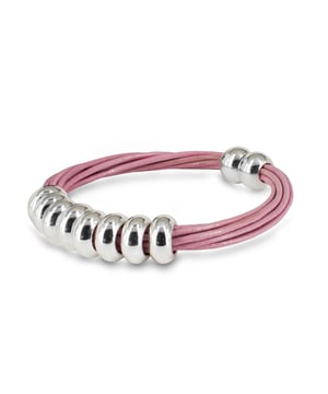Pulsera Sun Fun – Contraste moderno entre textura natural y brillo metálico.\n\nLa pulsera Sun Fun combina la suavidad de la piel con el brillo del metal rodiado en una propuesta desenfadada, femenina y versátil. Una joya casual con estilo contemporáneo, ideal para destacar en el día a día.\n\nDetalles:\n\n- Elaborada con tiras de piel natural teñida, resistentes y suaves al tacto.\n- Aros decorativos de metal rodiado con acabado brillante y diseño minimalista.\n- Diseño multihilo que aporta volumen visual y un toque moderno.\n- Cierre magnético integrado, práctico y seguro, de fácil colocación.\n\nUna pulsera mujer fresca y juvenil que combina materiales nobles en una estética urbana y chic. Ideal para llevar sola o en combinación con otras pulseras, elevando cualquier look con un gesto sutil.\n Medidas: Diámetro: 70 mm\n Composición: Piel, Metal rodiado\n Cuidados:\nEvitar el contacto con agua, perfumes o productos químicos.