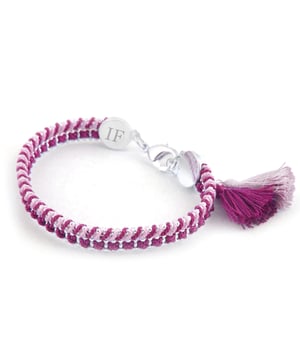 Pulsera Santorini de Ion Fiz: color artesanal con sello de diseño.\n\nInspirada en la frescura del Mediterráneo, esta pulsera destaca por su combinación de texturas y tonos cuidadosamente entrelazados. El diseño mezcla hilos de nylon y algodón con una delicada cadena de zinc, creando una pieza con carácter propio y estilo relajado.\n\nDetalles:\n\n- Tejido artesanal con hilos de nylon y algodón en varios tonos armónicos.\n- Cadena de zinc ligera con acabado metálico brillante.\n- Cierre de mosquetón resistente, fácil de colocar y seguro.\n- Detalle decorativo de borla textil en los extremos.\n- Colgante metálico grabado con el distintivo IF de la firma.\n\nUna pulsera cómoda, creativa y con identidad, ideal para añadir un toque distintivo y colorido a tus looks diarios o de temporada.\n Medidas: Diámetro: 6 cm\n Composición: Nylon, Algodón, Zinc\n Cuidados:\nEvitar el contacto con agua, perfumes o productos abrasivos.