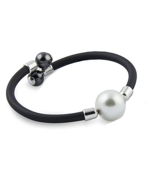 Pulsera Perla Blanca de Perlas de Mallorca: contraste moderno con esencia artesanal.\n\nUna pieza que fusiona tradición y vanguardia, combinando la elegancia de la perla de Mallorca con un diseño contemporáneo en caucho. Ideal para quienes buscan un estilo sobrio, actual y con identidad.\n\nDetalles:\n- Elaborada artesanalmente en Mallorca según el método tradicional.\n- Perla de Mallorca central, de acabado pulido y brillo uniforme.\n- Brazalete de caucho de alta calidad, flexible, resistente y cómodo.\n- Detalles metálicos en los extremos.\n- Diseño abierto, fácil de colocar y adaptable a la muñeca.\n\nUna pulsera mujer urbana y elegante que se adapta tanto a looks casuales como a combinaciones más pulidas. Perfecta para quienes valoran la originalidad con raíces artesanas.\n Medidas: Diámetro: 60 mm\n Composición: Goma\n Cuidados:\nEvitar el contacto con perfumes, cremas y productos químicos.