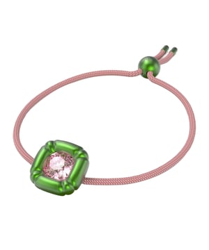 Una pulsera inspirada en el movimiento Pop Art, con un cristal de talla de precisión en un engaste brillante y moldeado, suspendido de una cuerda trenzada de color rosa. Combínala con otras pulseras para crear un efecto de capas o llévala sola para dar un toque de color único. Esta pulsera forma parte de la familia Dulcis y ha sido diseñada por la directora creativa Giovanna Engelbert para la Collection II.\n Medidas: Medida abalorio 18mm\n Composición: Cristal Swarovski\n Cuidados:\nEvite el contacto con cremas, perfumes y detergentes que puedan dañar el producto. Para mantener el brillo, le recomendamos limpiarlo solo con un paño suave.