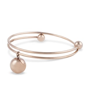 Pulsera Budapest: sofisticación geométrica en oro rosa.\n\nEsta pulsera rígida de doble aro destaca por su diseño limpio y contemporáneo, con una esfera colgante que aporta movimiento y estilo. Fabricada en acero y bañada en rodio con acabado oro rosa, combina elegancia con resistencia para un uso diario con un toque moderno.\n\nDetalles:\n- Elaborada en acero de alta calidad, firme y ligero.\n- Baño de rodio con acabado oro rosa, que ofrece un brillo cálido y sofisticado.\n- Diseño abierto con estructura de doble aro, fácil de colocar.\n- Detalle decorativo con esfera colgante y terminales redondeados.\n- Estilo minimalista con un giro moderno, ideal para looks urbanos o elegantes.\n\nUna pulsera mujer versátil y llamativa que aporta carácter sin renunciar a la sencillez. Perfecta para quienes buscan piezas de diseño con un acabado refinado.\n Medidas: Diámetro: 6.4 cm\n Composición: Acero inoxidable, Baño de rodio\n Cuidados:\nEvitar el contacto con perfumes y productos abrasivos.