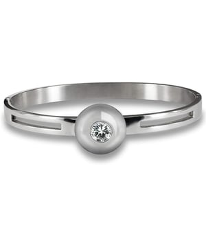 Pulsera Hollywood de Devota & Lomba: un destello moderno para tu muñeca.\n\nDiseñada para aportar sofisticación con un aire contemporáneo, esta pulsera destaca por su estética depurada y su brillo elegante. El detalle central con circonita aporta un punto de luz que eleva cualquier look sin esfuerzo.\n\nDetalles:\n- Pulsera rígida con estructura semiabierta y líneas geométricas limpias.\n- Fabricada en acero pulido de alta calidad, con acabado brillante y duradero.\n- Elemento central redondo satinado con circonita engastada, que aporta brillo y contraste.\n- Diseño cómodo y estilizado que se ajusta con facilidad a la muñeca.\n- Cierre tipo clip oculto, discreto y seguro.\n\nUna pulsera elegante, versátil y resistente, ideal para quienes buscan elegancia funcional y duradera. Perfecta tanto para regalar como regalo de aniversario como para lucir en el día a día.\n Medidas: Diámetro: 65 mm\n Composición: Acero Inoxidable\n Cuidados:\nEvitar el contacto con agua, perfumes o productos químicos.