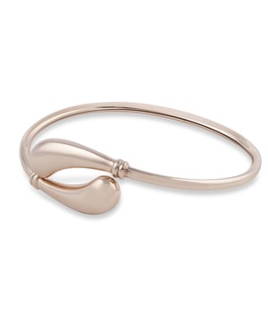 Pulsera Bora Bora: elegancia escultural en oro rosa.\n\nDiseñada para quienes buscan sofisticación con un toque contemporáneo, esta pulsera rígida destaca por sus líneas suaves y su diseño envolvente tipo brazalete. El acabado en oro rosa aporta calidez y brillo, mientras que su estructura en acero garantiza durabilidad.\n\nDetalles:\n- Elaborada en acero de alta calidad, resistente y ligera.\n- Bañada en rodio con acabado oro rosa, que ofrece brillo duradero y un tono elegante.\n- Diseño rígido y abierto, fácil de colocar y muy cómodo al llevar.\n- Forma escultural con extremos curvados que se enfrentan con armonía.\n- Estilo minimalista y atemporal, ideal para cualquier ocasión.\n\nUna pulsera con personalidad y estilo propio, ideal para acompañarte en ocasiones especiales o elevar tu outfit diario con un detalle sofisticado.\n Medidas: Diámetro: 6,2 cm\n Composición: Acero, Baño de rodio\n Cuidados:\nEvitar el contacto con perfumes y productos abrasivos.