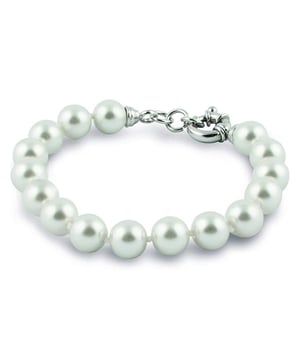 Pulsera Manacor de Perlas de Mallorca: clasicismo refinado con esencia mediterránea.\n\nDiseñada para realzar la elegancia con sobriedad, esta pulsera de perlas de Mallorca encarna la tradición joyera de la isla con una estética limpia y atemporal. El broche marinero añade un toque distintivo, práctico y decorativo.\n\nDetalles:\n- Realizada artesanalmente en Mallorca con el método tradicional.\n- Compuesta por perlas de Mallorca pulidas, uniformes y de acabado brillante.\n- Enhebrado resistente que mantiene la forma circular y la fluidez del diseño.\n- Broche marinero metálico.\n- Estilo clásico que combina con cualquier look, tanto formal como informal.\n\nUna pulsera mujer imprescindible en cualquier joyero, perfecta para quienes valoran la elegancia tradicional y la autenticidad del trabajo hecho a mano.\n Medidas: Longitud mínima: 18 cm. Longitud máxima: 20 cm\n Composición: Perlas\n Cuidados:\nEvitar el contacto con perfumes, cremas y productos químicos.