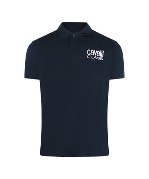 Verrijk je casual garderobe met het Cavalli Class Bold Logo marineblauwe poloshirt. Deze polo met korte mouwen is gemaakt van 100% premium katoen en biedt uitzonderlijk comfort en ademend vermogen, perfect voor dagelijks gebruik. De rijke marineblauwe tint en het opvallende, opvallende logodetail voegen een vleugje verfijning en stijl toe, waardoor hij ideaal is voor zowel relaxte als smart-casual gelegenheden. Deze polo, vakkundig gemaakt in Bangladesh, combineert hoogwaardig vakmanschap met een tijdloos design, wat zorgt voor duurzaamheid en een verfijnde look. Ervaar de perfecte mix van comfort en elegantie met dit opvallende item van Cavalli Class