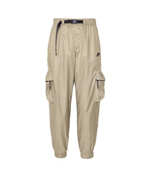 Ervaar de perfecte mix van stijl en functionaliteit met de Nike Light Brown Lightweight Combat Pants. Deze broek is gemaakt van 100% polyester en heeft een standaard pasvorm met taps toelopende pijpen en een normale lengte voor een modern silhouet. De elastische tailleband en manchetten zorgen voor een comfortabele, stevige pasvorm, terwijl de bevestigde riem extra verstelbaarheid biedt. De broek is ontworpen voor praktisch gebruik en heeft twee voorzakken, twee zijzakken met ritssluiting op de pijpen en een veilige achterzak met ritssluiting om je spullen veilig te bewaren. Afgewerkt met het iconische Nike-embleem op de linkerpijp, is deze broek ideaal voor dagelijks gebruik of actieve activiteiten. Gemaakt in Vietnam, combineert de broek duurzaamheid met lichtgewicht comfort voor prestaties de hele dag