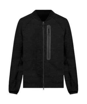 Ervaar comfort en stijl met de Nike Plain Black Zip-Up Sweatshirt, gemaakt van een zachte mix van 53% katoen en 47% polyester voor duurzaamheid en ademend vermogen. Deze herensweater heeft een volledige ritssluiting voor draagcomfort en regelbare ventilatie. Elastische manchetten en tailleband zorgen voor een nauwsluitende pasvorm die warmte vasthoudt en bewegingsvrijheid biedt. Praktische functionaliteit komt samen in design met een linkerborstzak met rits en twee ruime voorzakken, perfect voor het opbergen van essentiële spullen onderweg. Afgewerkt met het iconische Nike-logo op de linkermouw, combineert deze sweatshirt een sportieve uitstraling met dagelijkse functionaliteit, waardoor het een onmisbare aanvulling is op je garderobe
