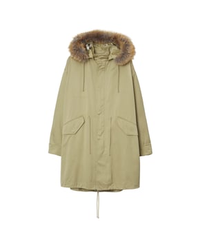 Prepárate para afrontar cualquier clima con la parka Burberry Faux Fur Cotton Parka Hunter Light Green. Su cierre de cremallera y botón, capucha desmontable con ribete de pelo y cintura con cordón te mantendrán abrigada y seca, mientras que sus dos bolsillos delanteros te ofrecen un práctico espacio de almacenamiento. Hecha 100 % con algodón, te sentirás elegante y cómoda en cualquier época del año. ¡No te pierdas esta versátil y moderna incorporación a tu armario!