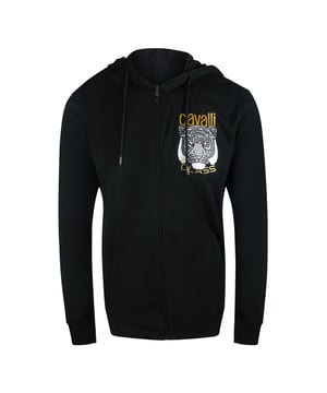 Ervaar een gedurfde stijl en comfort met de Cavalli Class Bold Tiger Graphic Logo zwarte hoodie met rits. Deze herensweater met rits is gemaakt van 100% katoen en voelt zacht en ademend aan, perfect voor dagelijks gebruik. Met een opvallende tijgerprint en het iconische Cavalli Class-logo voegt hij een stoere touch toe aan je casual garderobe. Deze hoodie is gemaakt in Bangladesh met aandacht voor kwaliteit en combineert duurzaamheid met een eigentijds design. Of je hem nu als laagje draagt of alleen, hij is een onmisbaar kledingstuk voor iedereen die moeiteloos wil opvallen. Verrijk je look met deze onderscheidende en comfortabele hoodie met rits
