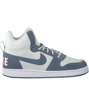 Ervaar de perfecte mix van stijl en comfort met de Nike Court Borough Mid Prem Silver sneakers. Deze damessneakers zijn gemaakt van eersteklas leer en duurzaam rubber en bieden duurzame kwaliteit en ondersteuning. Het halfhoge design biedt uitstekende enkelbedekking, terwijl de vetersluiting zorgt voor een stevige pasvorm. Met een opvallende zilver-blauwe kleurstelling, grote Nike Swoosh-logo&#39;s aan beide kanten en subtiele perzikkleurige accenten op de tong en hiel, maken deze sneakers een statement. Ideaal voor dagelijks gebruik, combineren ze klassieke Nike-historie met moderne flair om je casual garderobe moeiteloos te verbeteren. 100% leer