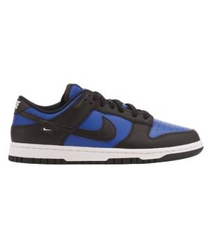 Erleben Sie die perfekte Kombination aus Style und Komfort mit den Nike Dunk Low Dark Blue Sneakers. Hergestellt aus hochwertigem Leder und strapazierfähigem Gummi bieten diese Sneaker langlebige Qualität und Halt. In der auffälligen Farbgebung Blau, Schwarz und Weiß präsentieren sie den ikonischen großen Nike Swoosh auf beiden Seiten und ein markantes Nike-Logo auf der Zunge für authentisches Branding. Der sichere Schnürverschluss sorgt für einen festen Sitz und macht sie ideal für den Alltag oder legere Ausflüge. Hergestellt in Vietnam, vereinen diese Sneaker klassisches Design mit moderner Strapazierfähigkeit und werten Ihre Schuhkollektion auf. 100 % Leder