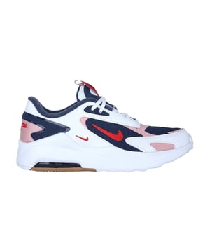 Ervaar de dynamische stijl en het comfort van de Nike Air Max Bolt SE (GS) sneakers, speciaal ontworpen voor jongeren. Deze sneakers, met een opvallend kleurenpalet in marineblauw, rood, wit, roze en bruin, combineren synthetische materialen met duurzame rubberen zolen voor langdurig draagcomfort. De vetersluiting zorgt voor een stevige pasvorm, terwijl de iconische Nike Swoosh prominent aanwezig is aan beide zijkanten en op de hiel, aangevuld met Air Max-branding op de hiel en tong. De zichtbare Air Bubble bij de hiel zorgt voor responsieve demping, waardoor deze sneakers perfect zijn voor zowel actieve dagen als casual gebruik. Til je schoenencollectie naar een hoger niveau met dit gedurfde, comfortabele ontwerp, gemaakt in Indonesië. 100% textiel