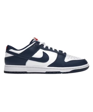Erleben Sie zeitlosen Stil und Komfort mit den Nike Dunk Low Retro Blue Sneakers. Hergestellt aus hochwertigem Leder und strapazierfähigem Gummi bieten diese Sneaker langlebige Qualität und Halt. Die klassische blau-weiße Farbgebung wird durch einen markanten Nike-Swoosh auf beiden Seiten ergänzt, während das rote Nike-Logo auf Zunge und Ferse einen markanten Kontrast bildet. Dank des sicheren Schnürverschlusses bieten diese Sneaker einen bequemen Sitz für den ganzen Tag. Hergestellt in Vietnam, vereinen sie traditionelles Design mit moderner Handwerkskunst und sind damit ein Must-have für jeden Sneaker-Enthusiasten, der seine Schuhsammlung erweitern möchte. 100 % Leder